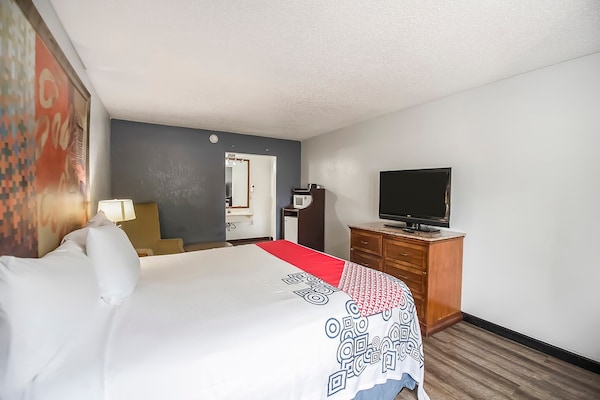 Foto van Premium kingsize bed | Daylight Inn Elkhart I-90, IN - BedRoom