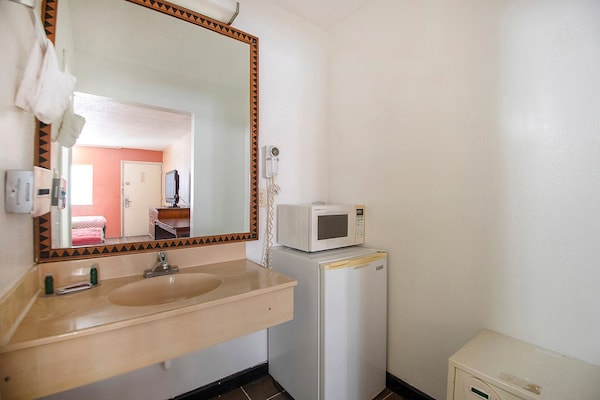 Foto van Premium kingsize bed | Daylight Inn Elkhart I-90, IN - BathRoom