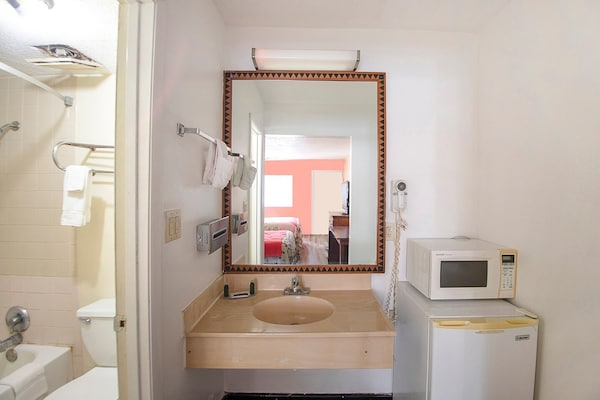 Foto van Premium kingsize bed | Daylight Inn Elkhart I-90, IN - BathRoom