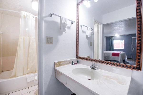 Foto van Premium kingsize bed | Daylight Inn Elkhart I-90, IN - BathRoom