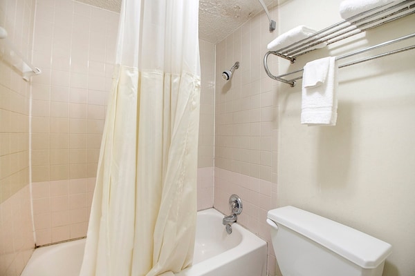 Foto van Premium kingsize bed | Daylight Inn Elkhart I-90, IN - BathRoom