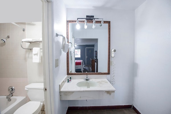 Foto van Premium kingsize bed | Daylight Inn Elkhart I-90, IN - BathRoom