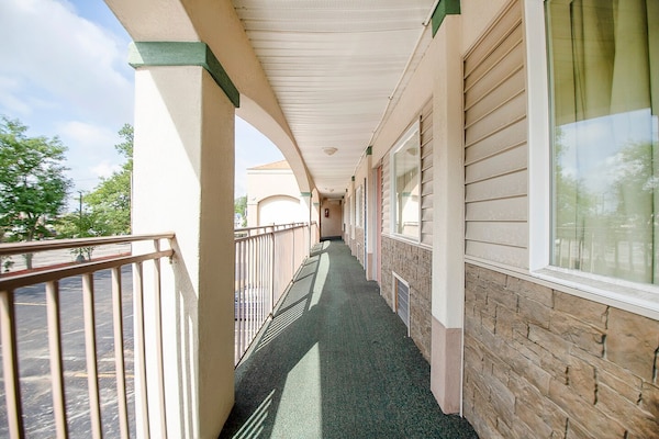 Foto van Premium kingsize bed | Daylight Inn Elkhart I-90, IN - FloorPlan