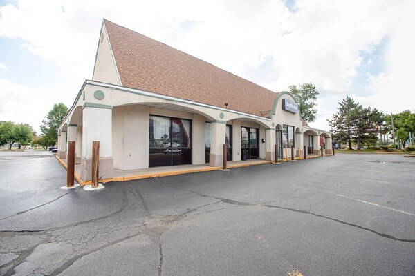 Foto van Premium kingsize bed | Daylight Inn Elkhart I-90, IN - parking