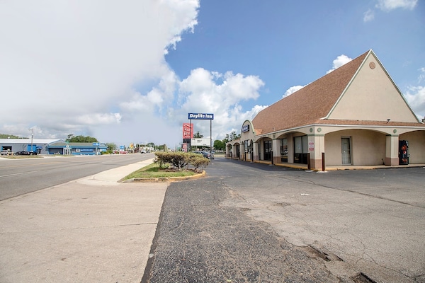 Foto van Premium kingsize bed | Daylight Inn Elkhart I-90, IN - ExteriorSummer