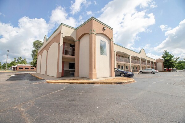Foto van Premium kingsize bed | Daylight Inn Elkhart I-90, IN - ExteriorSummer