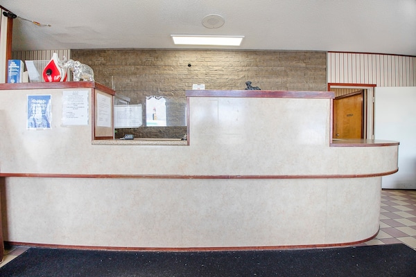 Foto van Premium kingsize bed | Daylight Inn Elkhart I-90, IN - HallReception