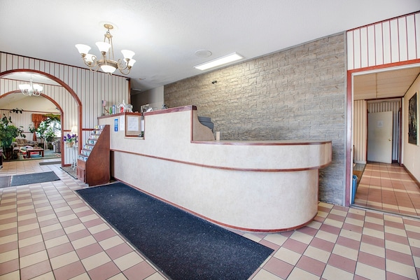 Foto van Premium kingsize bed | Daylight Inn Elkhart I-90, IN - HallReception