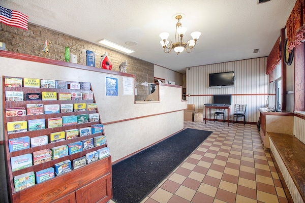 Foto van Premium kingsize bed | Daylight Inn Elkhart I-90, IN - HallReception
