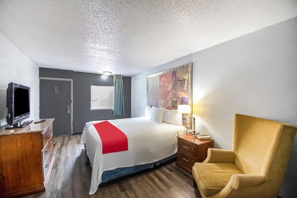 Foto van Premium kingsize bed | Daylight Inn Elkhart I-90, IN - BedRoom