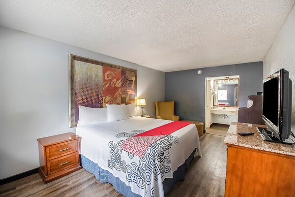 Foto van Premium kingsize bed | Daylight Inn Elkhart I-90, IN - BedRoom