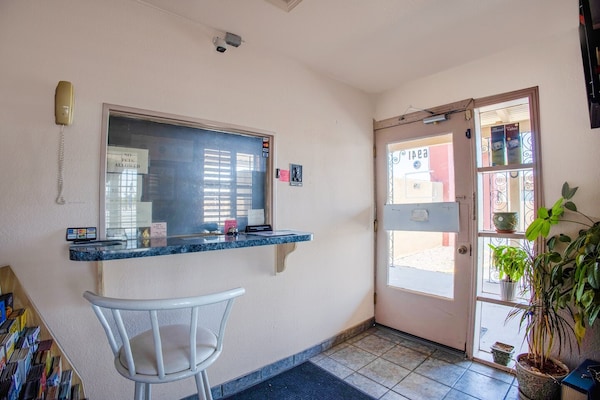 Foto van 1 Queensize Bed & 2 Tweelingbedden Niet Roken - Vakantiehuis in El Paso TX - HallReception