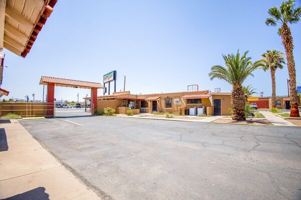 Foto van Queen Bed Niet Roken - Vakantiehuis in El Paso TX - ExteriorSummer