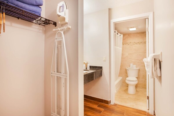 Foto van Premium tweepersoonsbed (Queensize) | NSMK - Vakantiehuis in Cape Coral FL - BathRoom