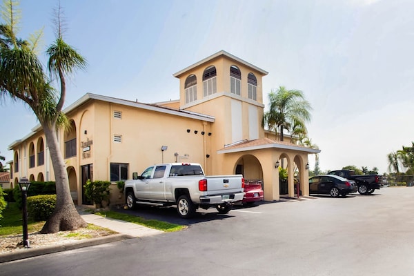 Foto van Premium tweepersoonsbed (Queensize) | NSMK - Vakantiehuis in Cape Coral FL - ExteriorSummer