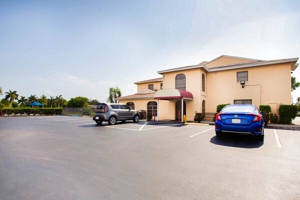 Foto van Premium tweepersoonsbed (Queensize) | NSMK - Vakantiehuis in Cape Coral FL - ExteriorSummer