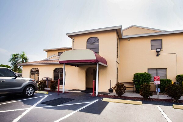 Foto van Premium tweepersoonsbed (Queensize) | NSMK - Vakantiehuis in Cape Coral FL - ExteriorSummer