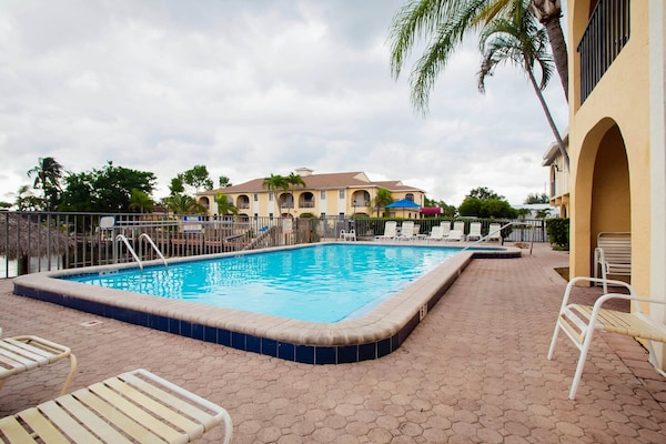 Foto van Premium kingsize bed | NSMK - Vakantiehuis in Cape Coral FL - Pool