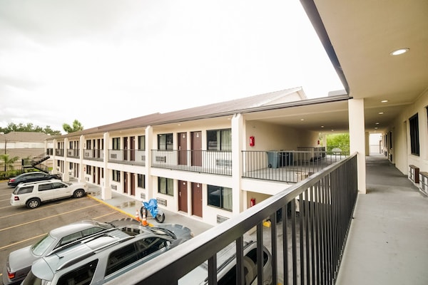 Foto van Queen Bed Niet Roken - Vakantiehuis in Houston - parking