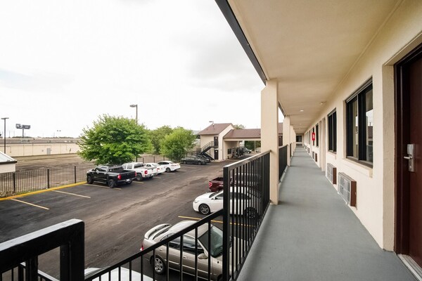 Foto van Queen Bed Niet Roken - Vakantiehuis in Houston - parking