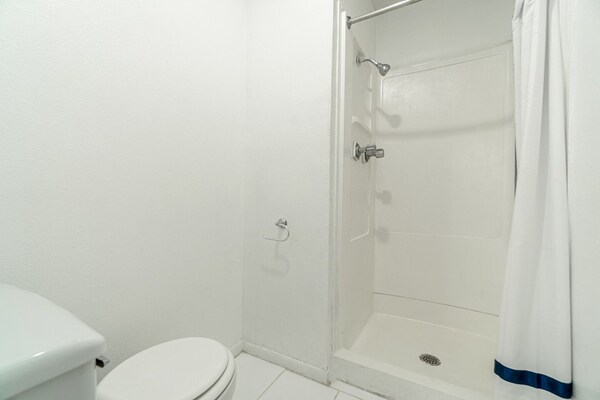 Foto van Tweepersoonsbed (queensize) | Roken | Palestina - Vakantiehuis in Palestine - BathRoom