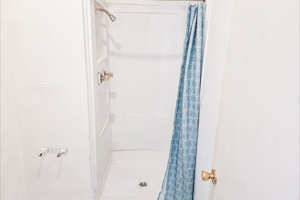 Foto van Tweepersoonsbed (queensize) | Roken | Palestina - Vakantiehuis in Palestine - BathRoom