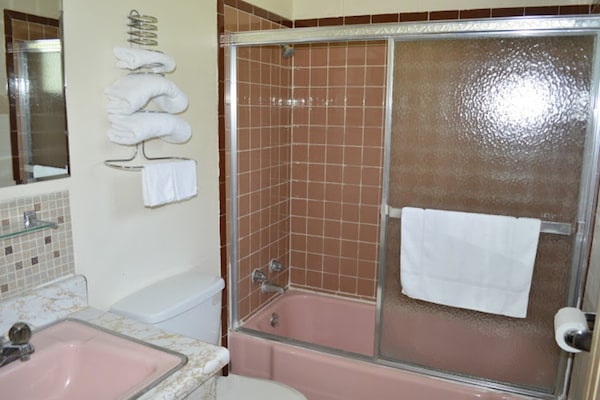 Foto van 2 Volle Bedden Niet Roken - Vakantiehuis in Wathena, KS - BathRoom