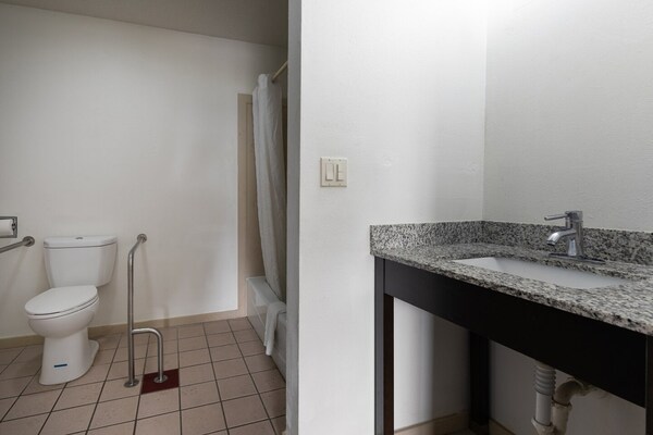 Foto van Premium tweepersoonsbed (Queensize) | NSMK - Vakantiehuis in DeRidder LA - BathRoom
