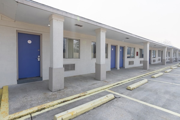 Foto van Premium kingsize bed | NSMK - Vakantiehuis in DeRidder LA - parking