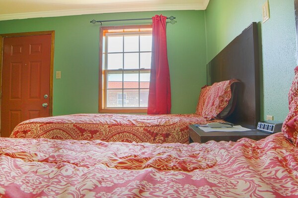 Foto van 1 Queensize Bed En 1 Volledig Bed - Vakantiehuis in Lockport, LA - BedRoom