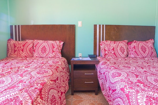 Foto van 1 Queensize Bed En 1 Volledig Bed - Vakantiehuis in Lockport, LA - BedRoom