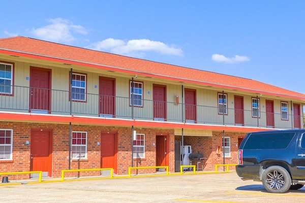Foto van 1 Queensize Bed En 1 Volledig Bed - Vakantiehuis in Lockport, LA - ExteriorSummer