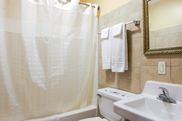 Foto van 1 Queensize Bed En 1 Volledig Bed - Vakantiehuis in Lockport, LA - BathRoom