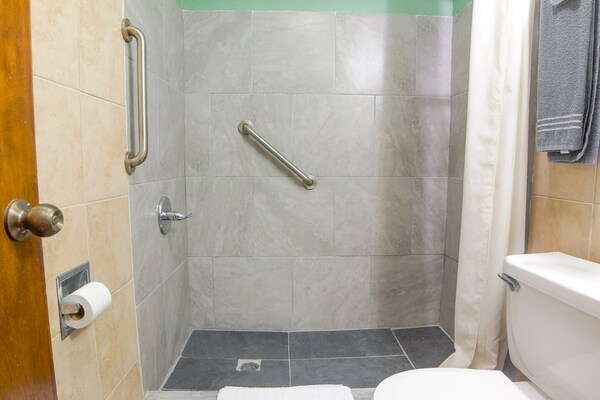 Foto van 1 Queensize Bed En 1 Volledig Bed - Vakantiehuis in Lockport, LA - BathRoom