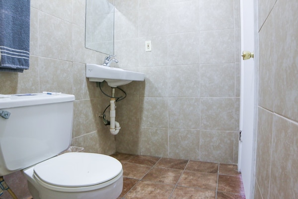 Foto van 1 Queensize Bed En 1 Volledig Bed - Vakantiehuis in Lockport, LA - BathRoom