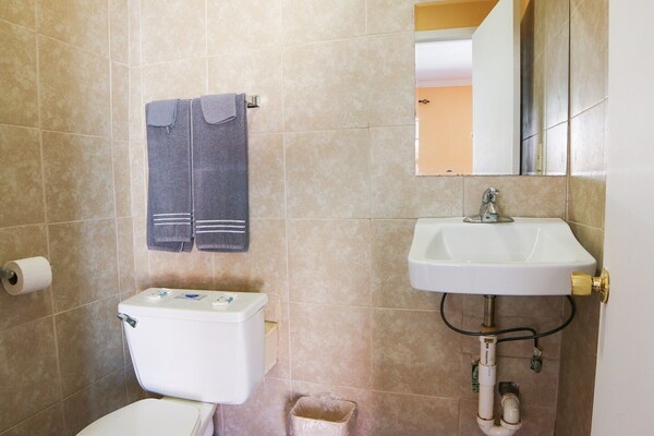 Foto van 1 Queensize Bed En 1 Volledig Bed - Vakantiehuis in Lockport, LA - BathRoom