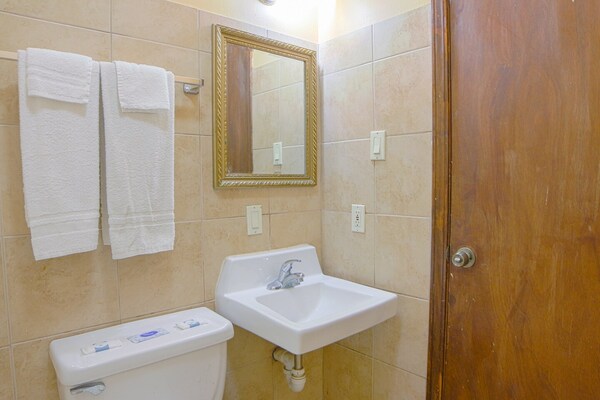 Foto van 1 Queensize Bed En 1 Volledig Bed - Vakantiehuis in Lockport, LA - BathRoom