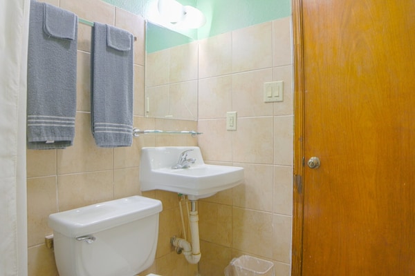 Foto van 1 Queensize Bed En 1 Volledig Bed - Vakantiehuis in Lockport, LA - BathRoom