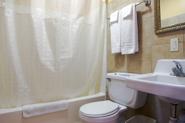 Foto van 1 Queensize Bed En 1 Volledig Bed - Vakantiehuis in Lockport, LA - BathRoom