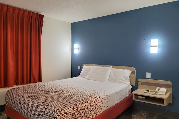 Foto van Queen Bed Niet Roken - Vakantiehuis in Minonk IL - BedRoom