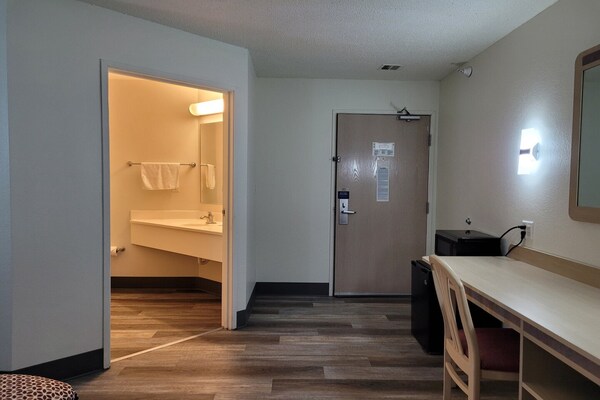 Foto van Queen Bed Niet Roken - Vakantiehuis in Minonk IL - BedRoom