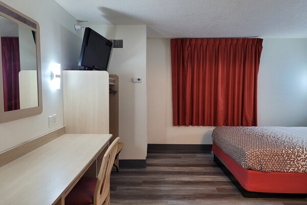 Foto van Queen Bed Niet Roken - Vakantiehuis in Minonk IL - BedRoom