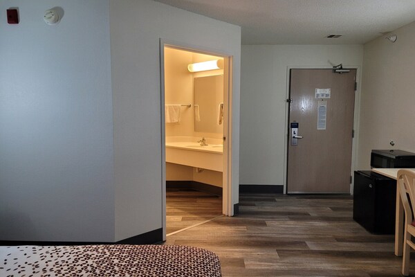 Foto van Queen Bed Niet Roken - Vakantiehuis in Minonk IL - BedRoom