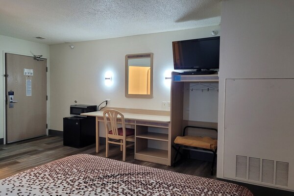 Foto van Queen Bed Niet Roken - Vakantiehuis in Minonk IL - BedRoom