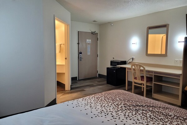 Foto van Queen Bed Niet Roken - Vakantiehuis in Minonk IL - BedRoom