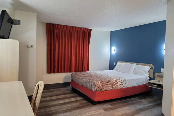 Foto van Queen Bed Niet Roken - Vakantiehuis in Minonk IL - BedRoom