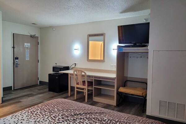 Foto van Queen Bed Niet Roken - Vakantiehuis in Minonk IL - BedRoom