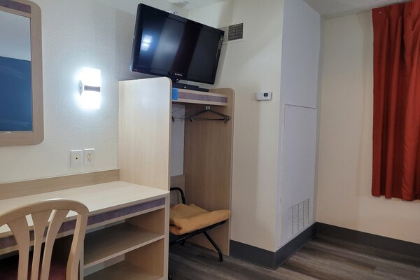 Foto van Queen Bed Niet Roken - Vakantiehuis in Minonk IL - BedRoom