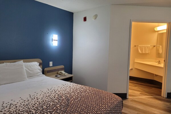 Foto van Queen Bed Niet Roken - Vakantiehuis in Minonk IL - BedRoom