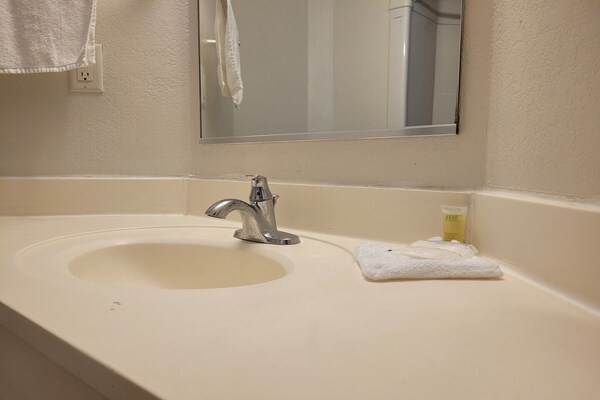 Foto van Queen Bed Niet Roken - Vakantiehuis in Minonk IL - BathRoom